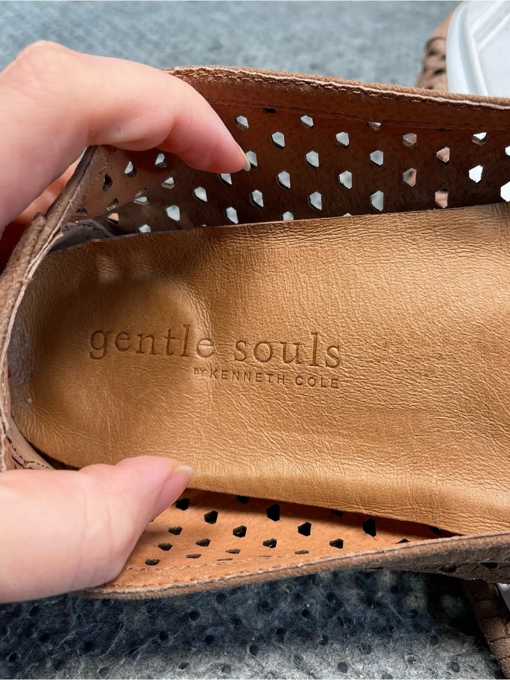 Gentle Souls by Kenneth Cole Beige Flats Size 9 Women’s